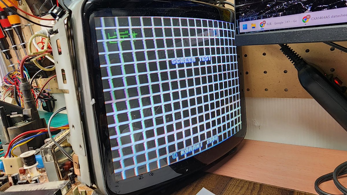 RGB接続テスト完了
コンポジットに比べればそりゃもう滲みもなく

クロスハッチ画面で違和感を感じるのと、同期信号を途中で分岐すると片方が映らなくなる