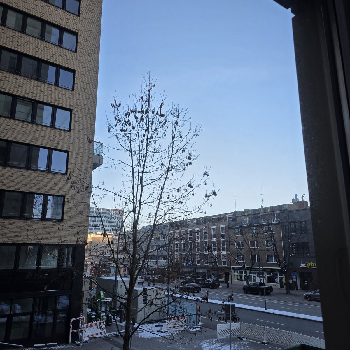 Hamburg, guten Morgen und nach dem Kaffee ab zum Bahnhof nach Hause. kurzer aber  schöner Tripp