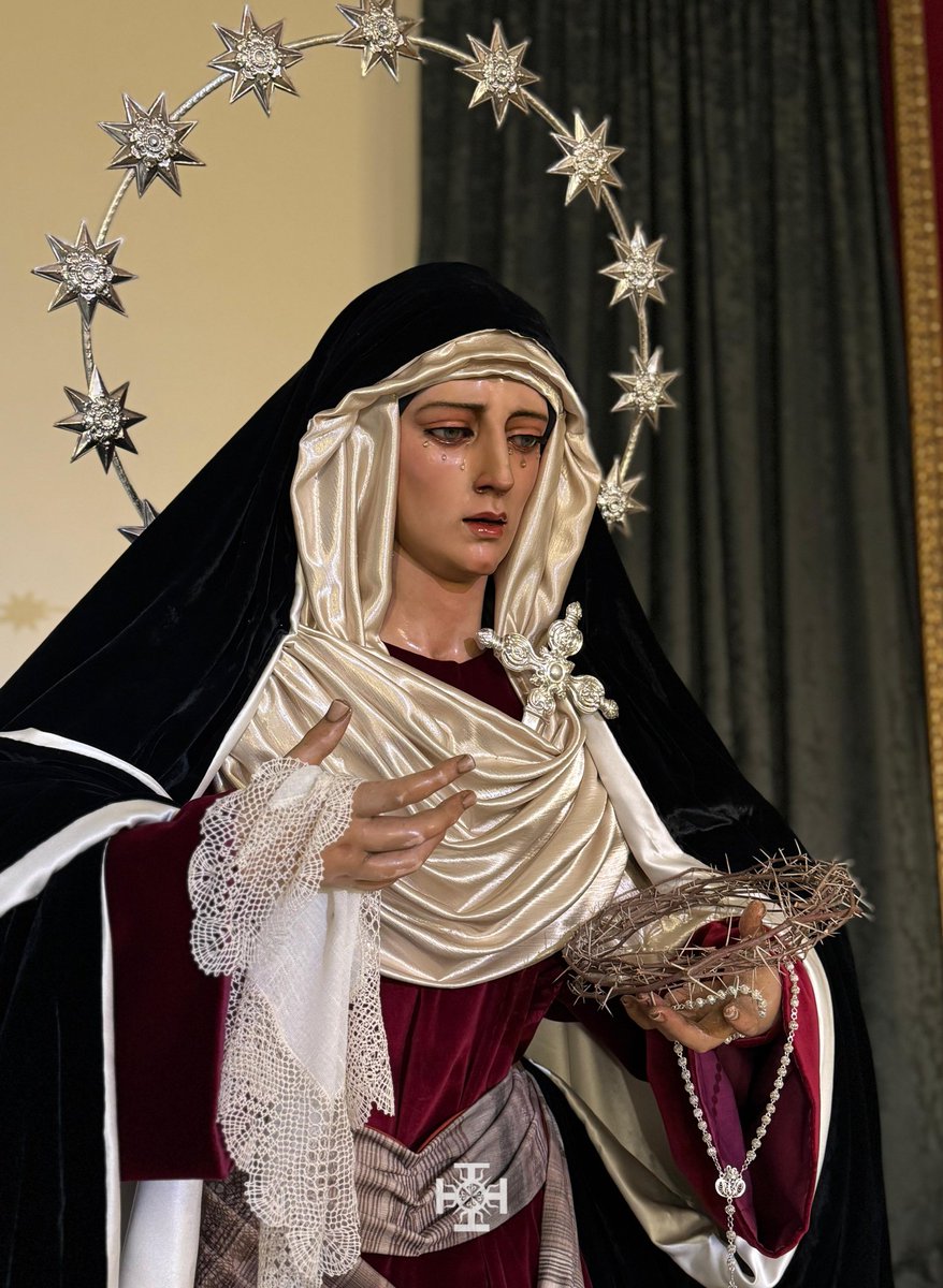 María Santísima del Rosario en sus Misterios Dolorosos se presenta ya ataviada de hebrea para el tiempo de Cuaresma, adoptando una estética sobria y profundamente simbólica acorde a estos días de preparación.