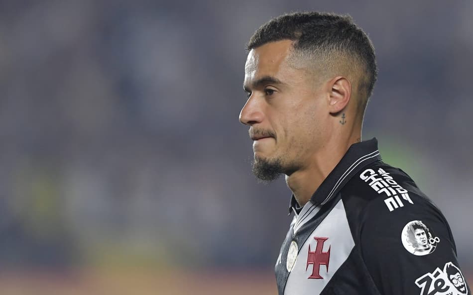 EstagiarioVasco's tweet photo. Ao Cria, @Phil_Coutinho!

Não é perseguição.
Não é falta de gratidão.
É cobrança proporcional ao tamanho do jogador… e principalmente ao tamanho do Vasco.

Contra o Bahia, uma risadinha para a arquibancada que o criticava.
Ontem, contra o Volta Redonda, um jogo apagado. Substituído — com justiça — por um jogador que rendeu três, quatro vezes mais. E mesmo assim, não voltou para o banco para apoiar o time no segundo tempo, nem nas cobranças de pênalti.

Liderança não é só faixa no braço ou nome na camisa.
Liderança é postura quando o jogo não é seu.
É apoiar quando sai.
É ser exemplo quando falha.

O Vasco é maior do que qualquer jogador.
Maior do que ego.
Maior do que status.
Maior do que salário — que, diga-se de passagem, paga 5 Johan Rojas.

A torcida não cobra por maldade.
Cobra porque acredita.
Cobra porque sabe que pode mais.

Aqui ninguém é intocável.
Quem veste essa camisa precisa entender: o Vasco vem primeiro. Sempre.