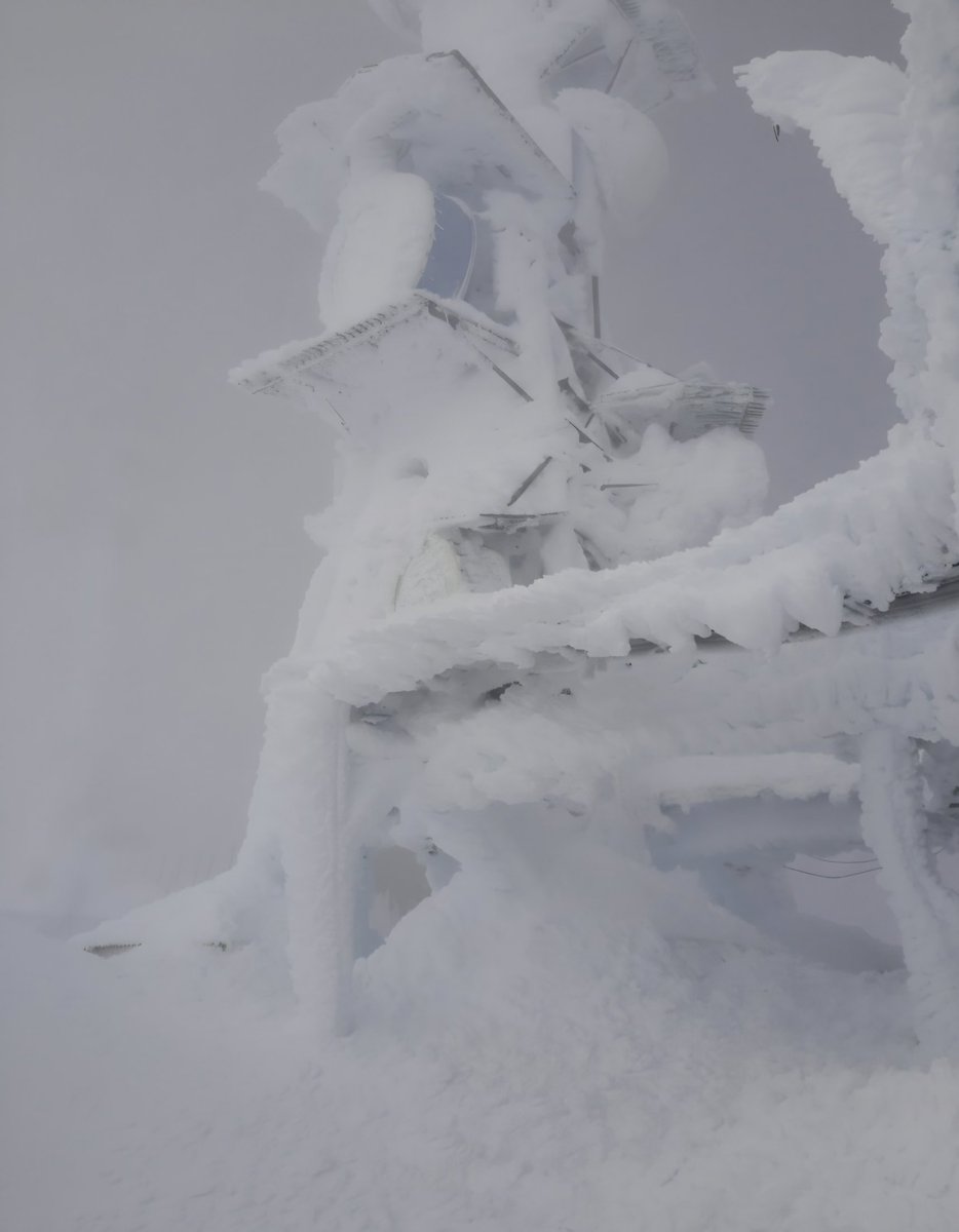 Recuperado el #servicio en Llavorsí, Baiasca y Arestui - en condiciones extremas - 💪
A pesar de la afectación de nuestras infraestructuras por el fuerte 𝘁𝗲𝗺𝗽𝗼𝗿𝗮𝗹 de viento y nieve (fotos de torres y antenas) hemos conseguido llegar a la zona y recuperar el servicio.