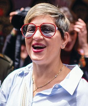 Esta es la unica "primera dama" en Colombia, que llega al poder con esa angurria y esas ganas de robar tan hptas.
Nunca les importo el país, nunca le importaron los pobres, ella llegó por el botín, por los miles de millones que sabía, se podía robar para darse la gran vida en