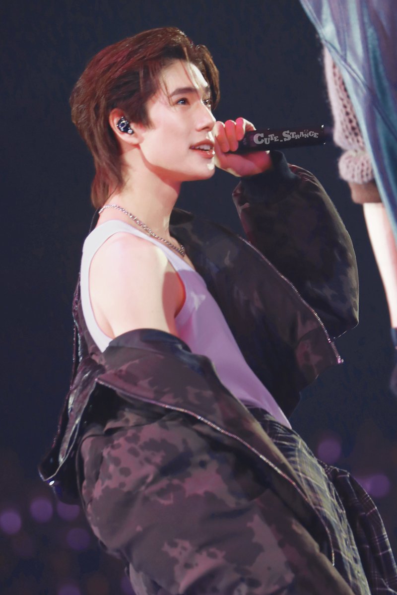 Idol phuwin～ PHUWIN STUNNING RISERCON #RISERCONCERTD3 @phuwintang