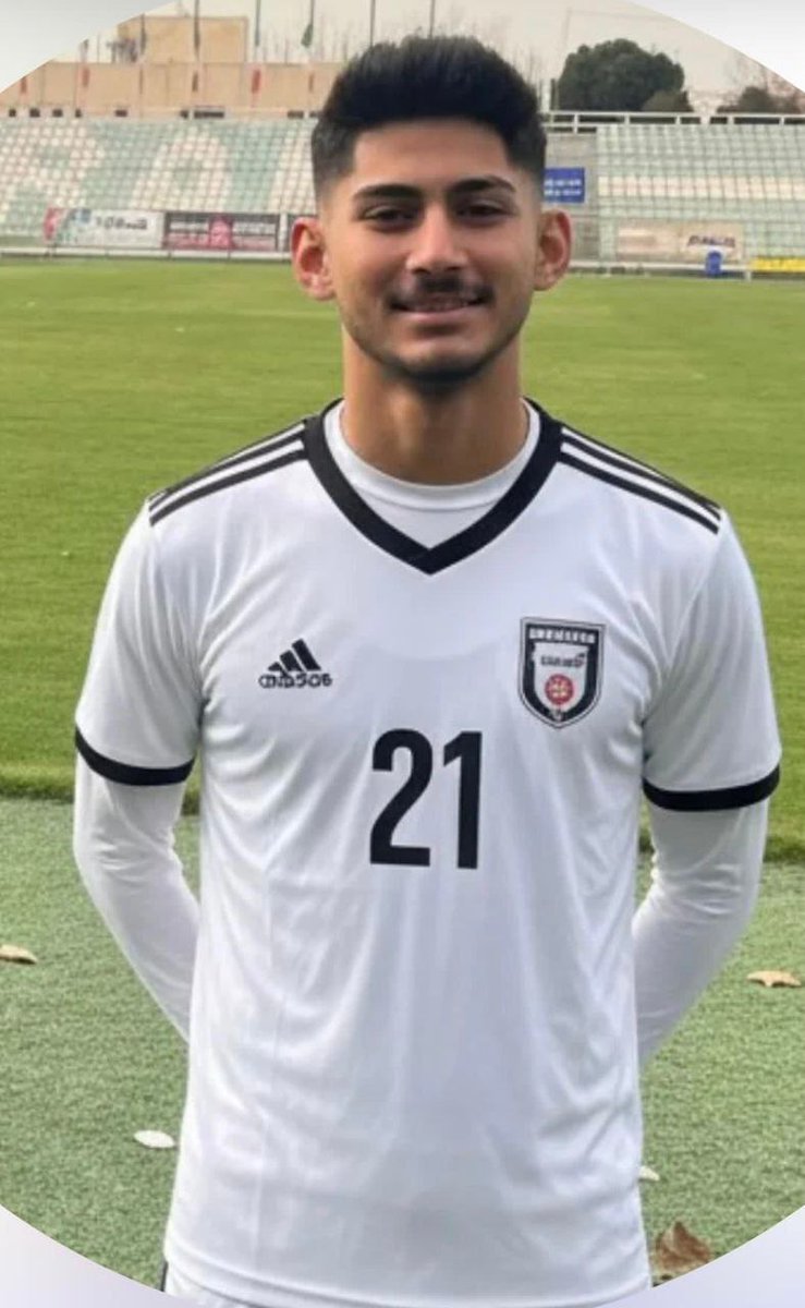 گزارش دردناکی از دادگاه #احسان_حسینی‌_پور جوان ۱۹ ساله‌ای که جونش به شدت در خطره:
 سه جلسه دادگاه برای این بچه برگزار شده. اتهام آتش زدن مسجد پاکدشت که دو نفر توش فوت کردند رو بهش زدند. تو دو جلسه اول، اتهام رو رد کرده و گفته اعتراف اجباری با گذاشتن اسلحه در دهان ازش گرفتند.