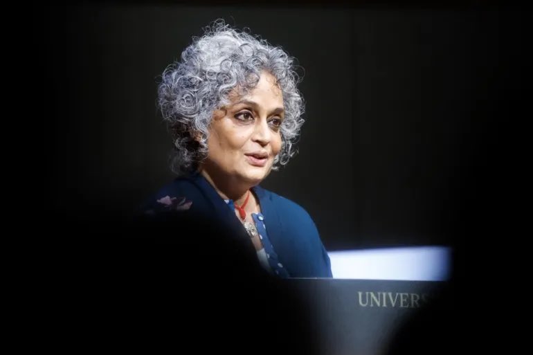 Arundhati Roy, jürinin Gazze sözleriyle “şoke oldu”, Berlin Film Festivali’nden filmini çekti

serbestiyet.com/featured/arund…

Berlin Film Festivali jüri başkanı Wim Wenders, Alman hükümetinin İsrail’e desteği sorusuna “sanatçılar siyasetten uzak durmalı” demişti. 

Roy: “Şoke oldum ve