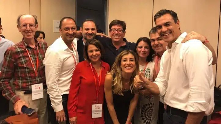 <a href="/Juliaenlaonda/">Julia en la Onda</a> Sra #jelo cómo será q los malos triunfan q usted, no menciona de q tenemos asesinos en las calles, con el beneplácito del gobierno Nunca antes tuvimos una ruina tan inmoral de parte de nuestros gobernantes, q por estar en el poder hacen leyes que favorecen el mal
#LaSilenciosaCat