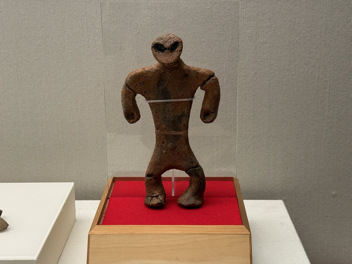 板状立脚土偶 秋田県大館市の塚ノ下遺跡より出土しました。 鼻孔が開け