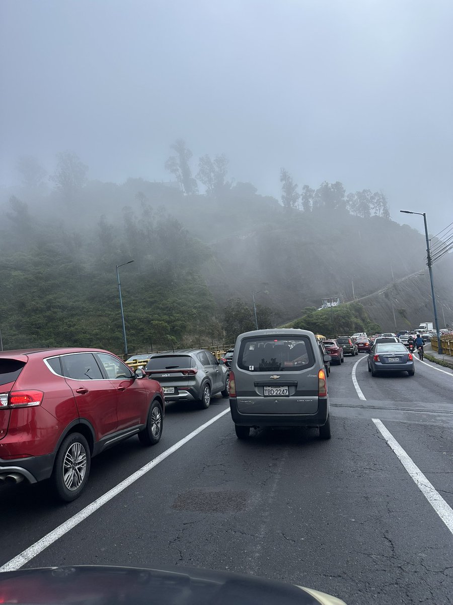 GraceParra's tweet photo. A esta hora se registra un accidente en la avenida Simón Bolívar, sentido sur–norte, cerca del redondel de Llano Chico. Los organismos de emergencia ya se encuentran en el sitio y se registra congestión vehicular. https://t.co/G4s7Y4mwLy