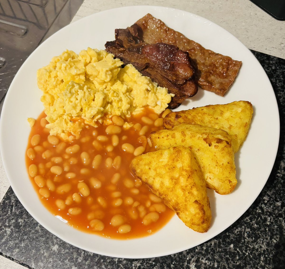 danielmatthews8's tweet photo. After a very productive week of healthy meals and exercising. I’m giving myself this reward. #HomemadeBreakfast 🍽️ #Brunch https://t.co/Nm0zyaIeKc