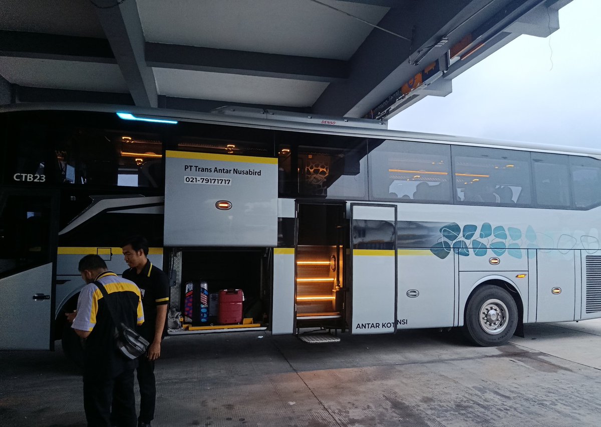 erirendy5's tweet photo. @Ccookk_ Rawon & Soto Daging setelah kedinginan dalam bus 🥶🍲
#cititrans #indorent @txttransportasi @BisKota_ @dprpbismalam @arieparikesit @rasjawa @Widino @Lenny_diary https://t.co/IKeqWlabZi