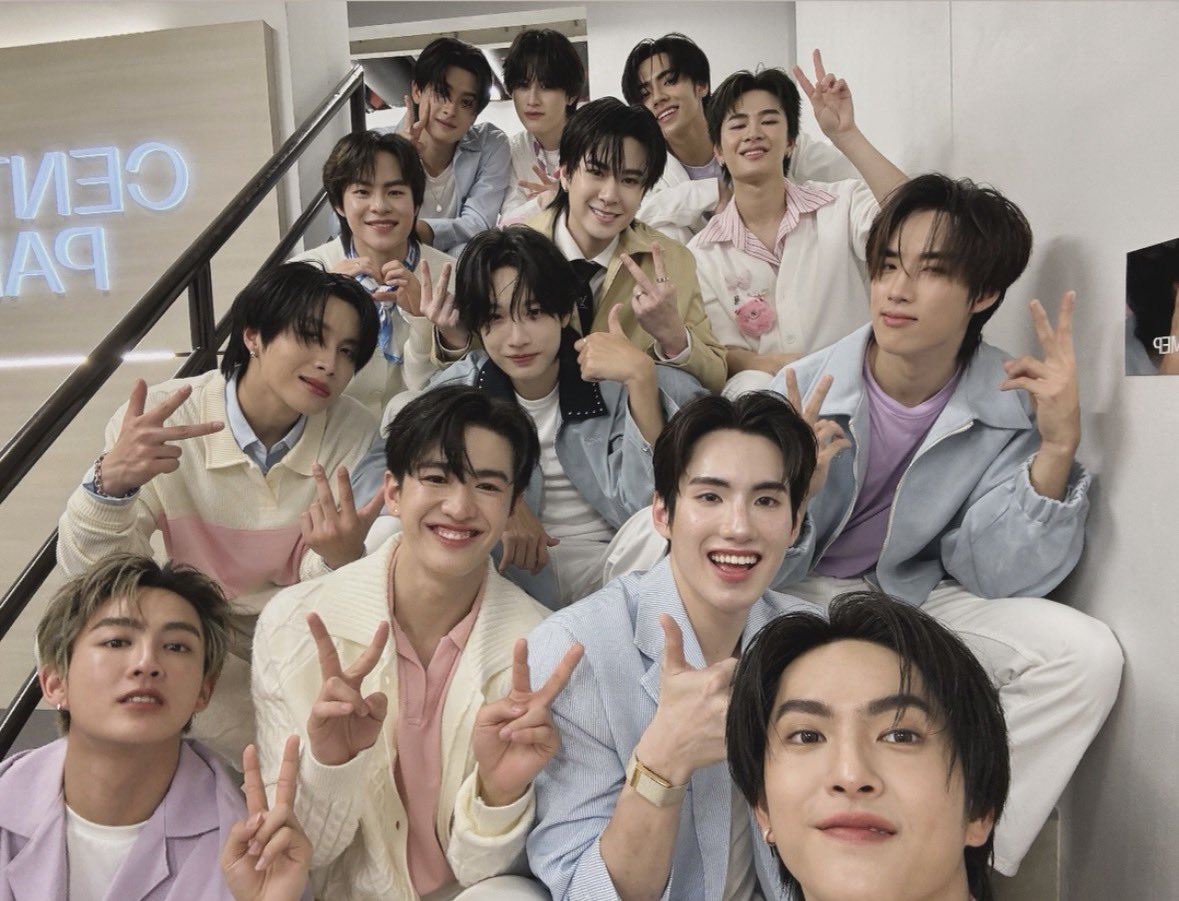 ผชดคนนี้ทำไมได้ photogroup 1:12 กับศิลปินด้วยยยย 🫵🏻 55555555555 น่ารักมากกก 🫠

#JackieJackrin
#FinelineHappinessUnlockxBUS 
#FinelinexBUS