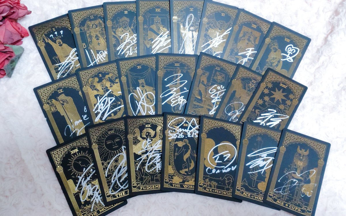 今日のファンミで、仕事道具のうちの一種、タロットカードにサインを