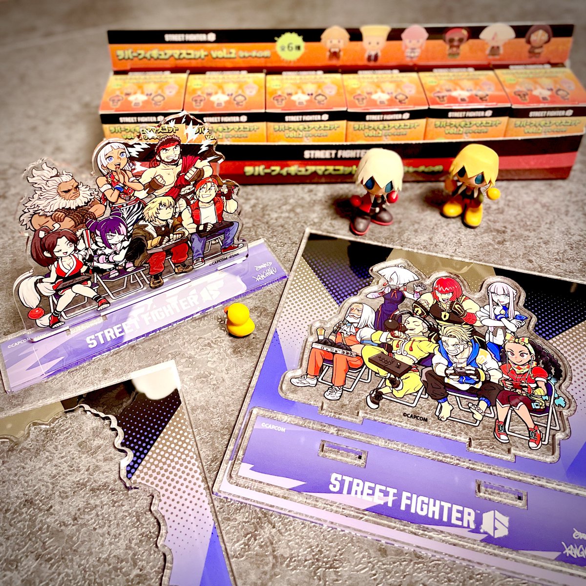 kissaki_toge's tweet image. ここ数日にそれぞれ届いたグッズたちです

グラフトカップの観虐さんのイラスト、グッズで手元にゲットできたのめっちゃ嬉しい〜！！6って感じの人選もそれぞれの様子もステキだ…

マスコットたちは6個買ったら陳列できるボックスで届いたのでお店屋さんごっこできる！嬉しい　1日1個ずつ楽しんじゃお