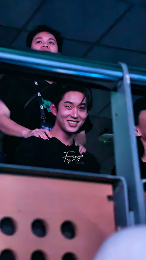 A smile so pure and precious, you just want to keep it safe forever 🫶🏻

#RISERCONSERTD3 #est_rvp