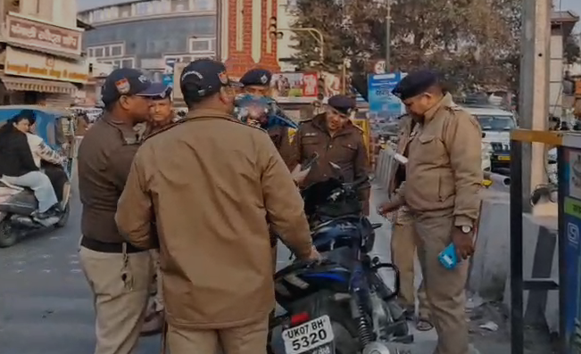 bstvlive's tweet photo. देहरादून: घंटाघर पर वाहनों की चेकिंग करती दिखी दून पुलिस

➡SSP डोभाल ने पुलिस विभाग को दिए सख्त आदेश
➡सड़क सुरक्षा में कोई लापरवाही नहीं बरती जाएगी-SSP

 #Dehradun #TrafficCheck #SSPOrders @DehradunPolice https://t.co/iiHGqdtgMs