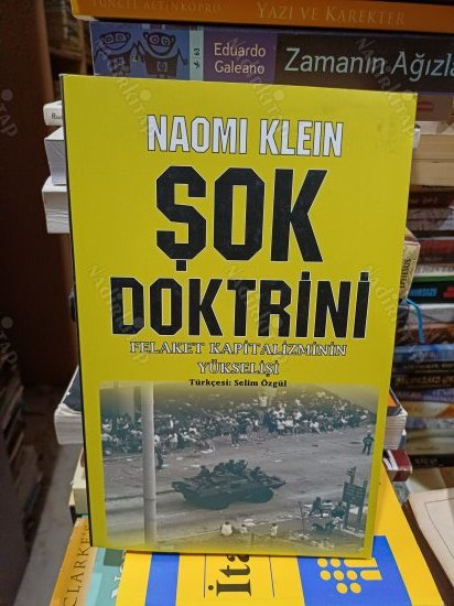 Şu kitabı aşamamamız çok komik geliyor bana. 

Klasik sağcı veya sosyal demokrat hükümetler patron sınıfıyla birlikte devleti batırır, sonra enkazı kaldırmak için yine patron sınıfı yararına bu sefer faşizan üç beş tane neoliberal göreve gelir ve işçi sınıfının canı çıkarılır.