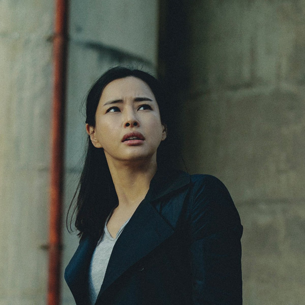 ＝CHARACTER FILE＝
ミン・ゲイン：#イ・ハニ

「あだ名は “宇宙人(ウェゲイン)” でした」

イアンの親友ミンソンの叔母。ガードに猛アタックを繰り返すが、その裏で周囲で起きる不可解な現象に目を光らせ、執拗にガードの正体を探ろうとする謎多き女性。果たして、彼女の目的は……？