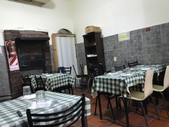 Pizzería Angelín: calor, pizza floja y una cuenta que no cierra. Crónica barrial de una experiencia que expone la caída de un histórico templo pizzero palermonline.com.ar/wordpress/pizz…