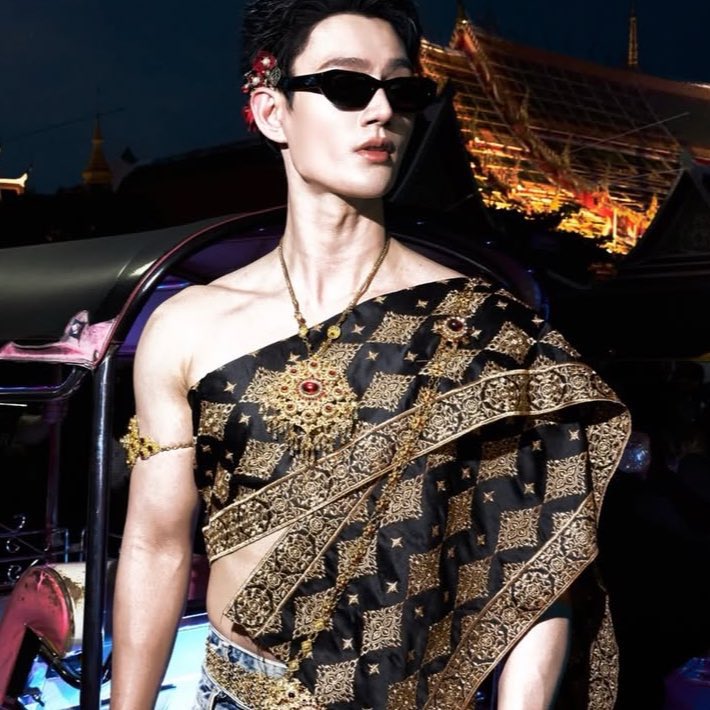 แต่ชอบมากเลยที่เขาไม่ stereotypeตัวเองอ่ะ พี่พาเวลพูดอยู่เสมอว่าเราไม่จำเป็นต้องคิดว่าคนนี้จะต้องเป็นแบบนั้นแบบนี้ เพราะคนเราเป็นได้หลายรูปแบบแค่เป็นตัวของตัวเองก็พอ  กล้ามเท่าหัวแล้วไงล่ะ ห่มไบ ใส่สังวาลย์ ดอกไม้ทัดหู มีแว่นกันแดดทำให้น่ามองยิ่งขึ้นไปอีก