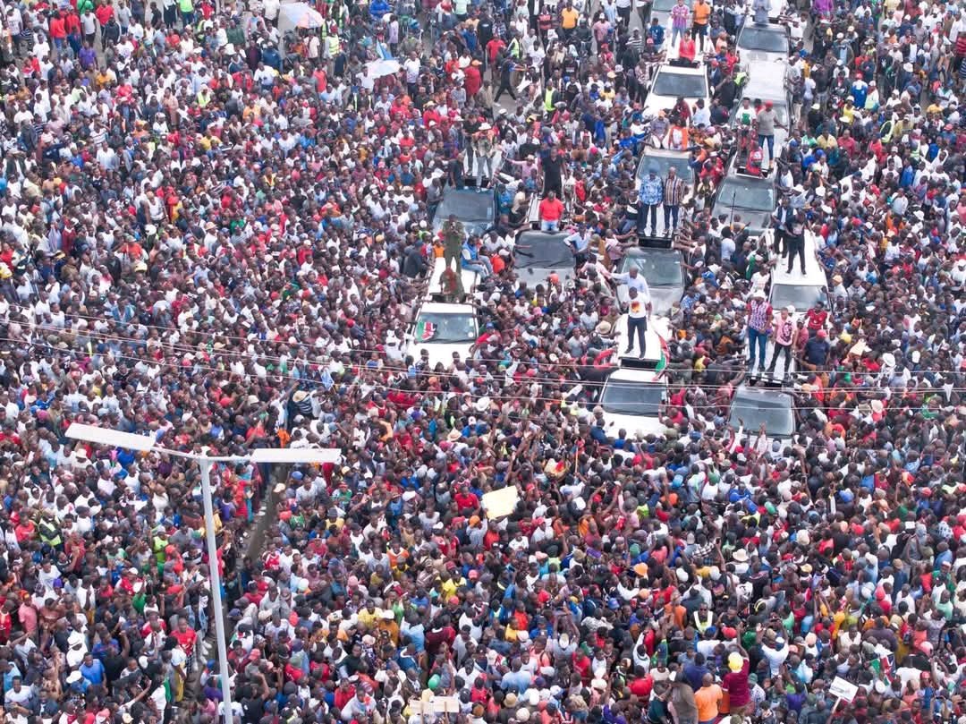Ladies and gentlemen, this is Kitengela massive!! 🙌🏾

A random afternoon rally dubbed as operation"Linda Mwananchi" is happening. Vocal Hons. Edwin Sifuna &amp; Babu Owino among other leaders present.

For sure, the late Rt. Hon Raila Odinga did not mentor cowards! 

Mambo ni VULAI🔥