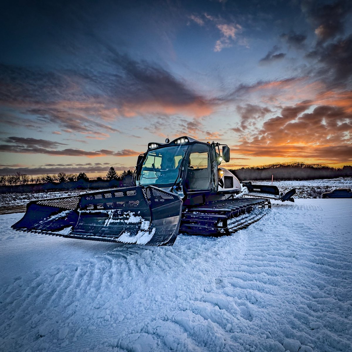 Another sunny fool’s spring day with soft, fun springlike conditions ahead of us ☀️

Winter temps and snowmaking will have returned by this time next week so enjoy the warmth while you can ❄️

Open 9am-8pm today &amp; tomorrow to close out this holiday weekend ⛷️🏂