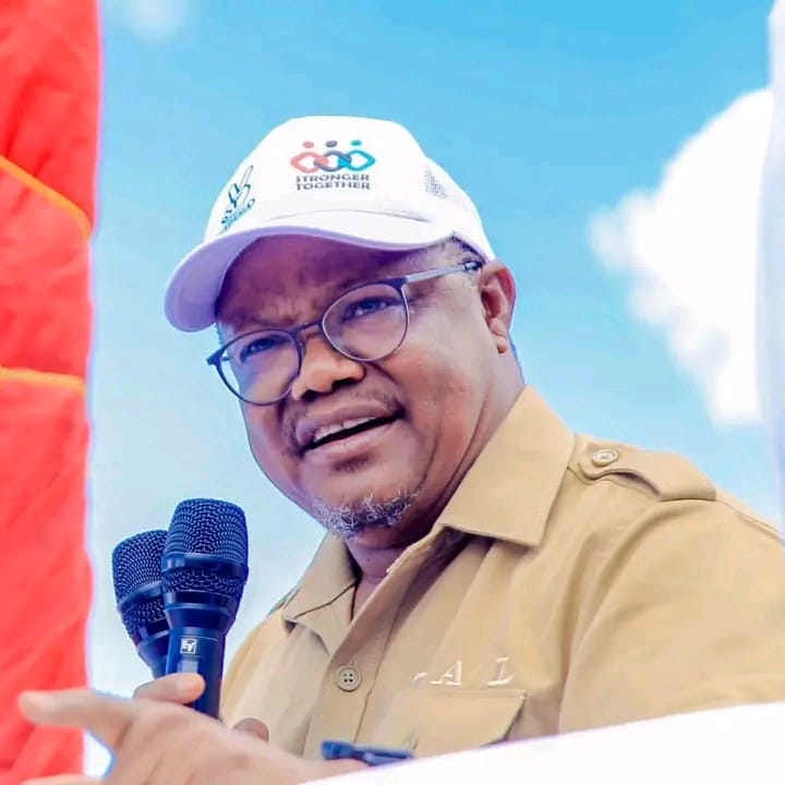 Sasa huyu mkufunzi wa sheria na mzee Hashim Rungwe wako na tofauti gani wazee wa ubwabwa

Ila mkufunzi wa sheria kazidi yeye mpaka mahakamani analilia ubwabwa