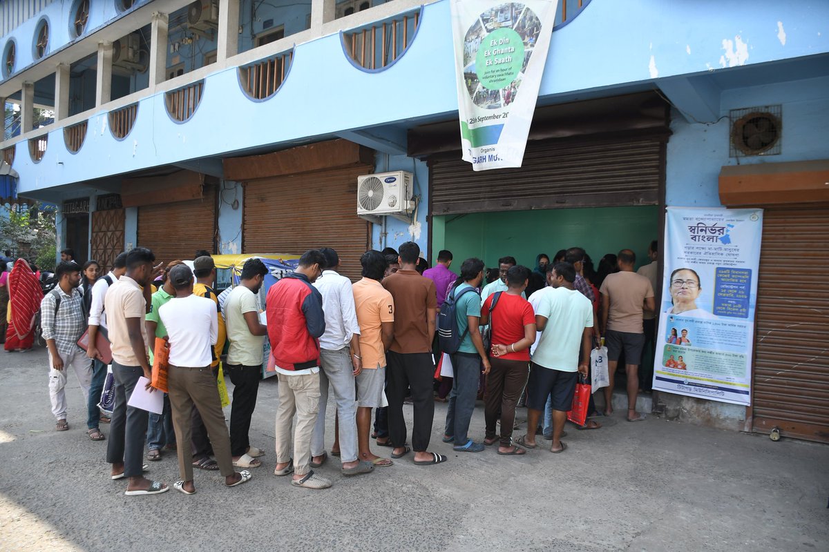 স্বনির্ভর বাংলা গড়ার লক্ষ্যে পশ্চিমবঙ্গ সরকারের ঐতিহাসিক পদক্ষেপ। বাংলার যুব-সাথী, ক্ষেতমজুর ও অন্যান্য কৃষকদের সহায়তা প্রদান। 
চলছে আবেদন। মানুষের দীর্ঘ লাইন।
টিটাগড় পৌরসভার ছবি।
#RegistrationCamp
#EgiyeBangla