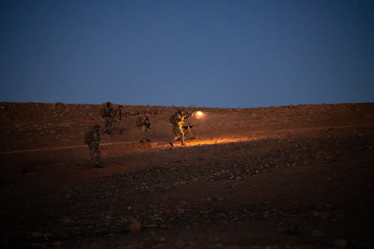 Prince Gabriel and his fellow students spent their final winter camp at the Royal Military Academy in the Moroccan desert. In this impressive environment, they learned orientation, survival skills and how to lead a platoon.

📸 ERM // KMS – Laszlo Reylandt