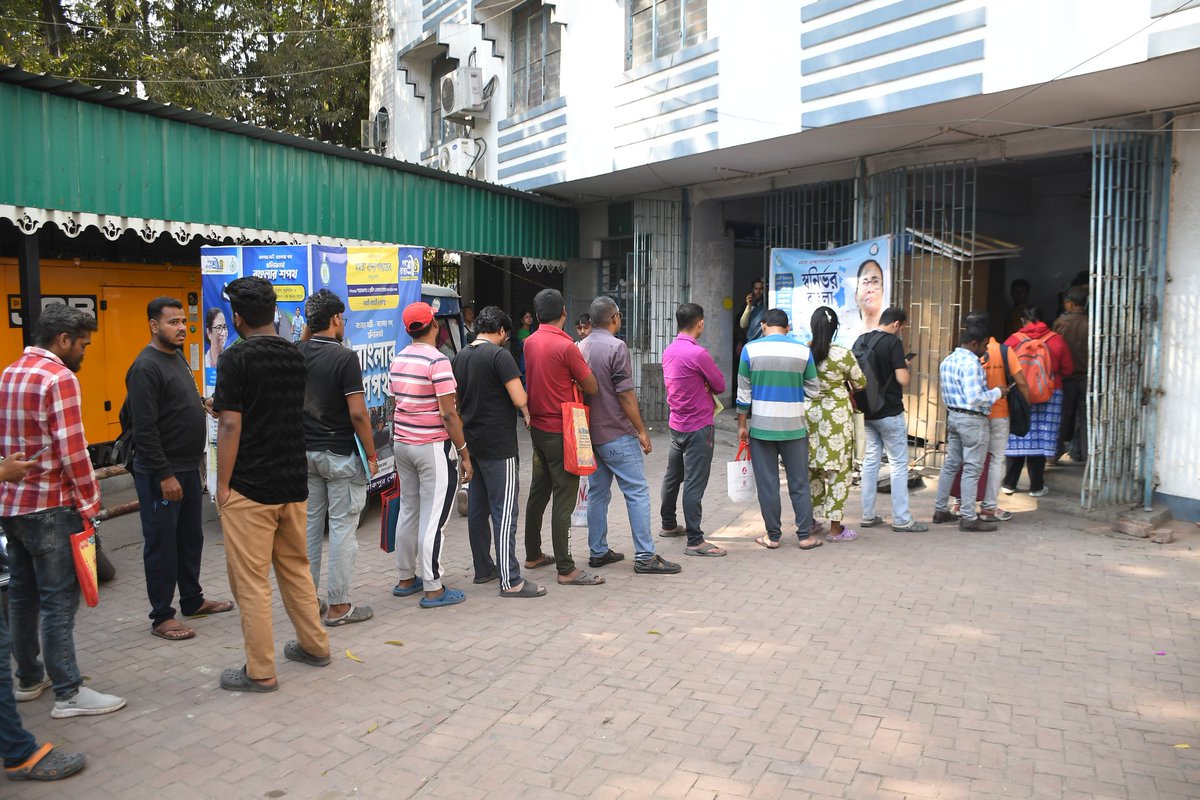 বাংলার যুব-সাথী, ক্ষেতমজুর ও অন্যান্য কৃষকদের সহায়তা এবং লক্ষ্মীর ভাণ্ডার প্রকল্পে নতুন রেজিস্ট্রেশন শুরু আজ থেকে। চলবে ২৬ ফেব্রুয়ারি পর্যন্ত। বারাকপুর পৌরসভার আজকের ছবি।
#RegistrationCamp
#EgiyeBangla