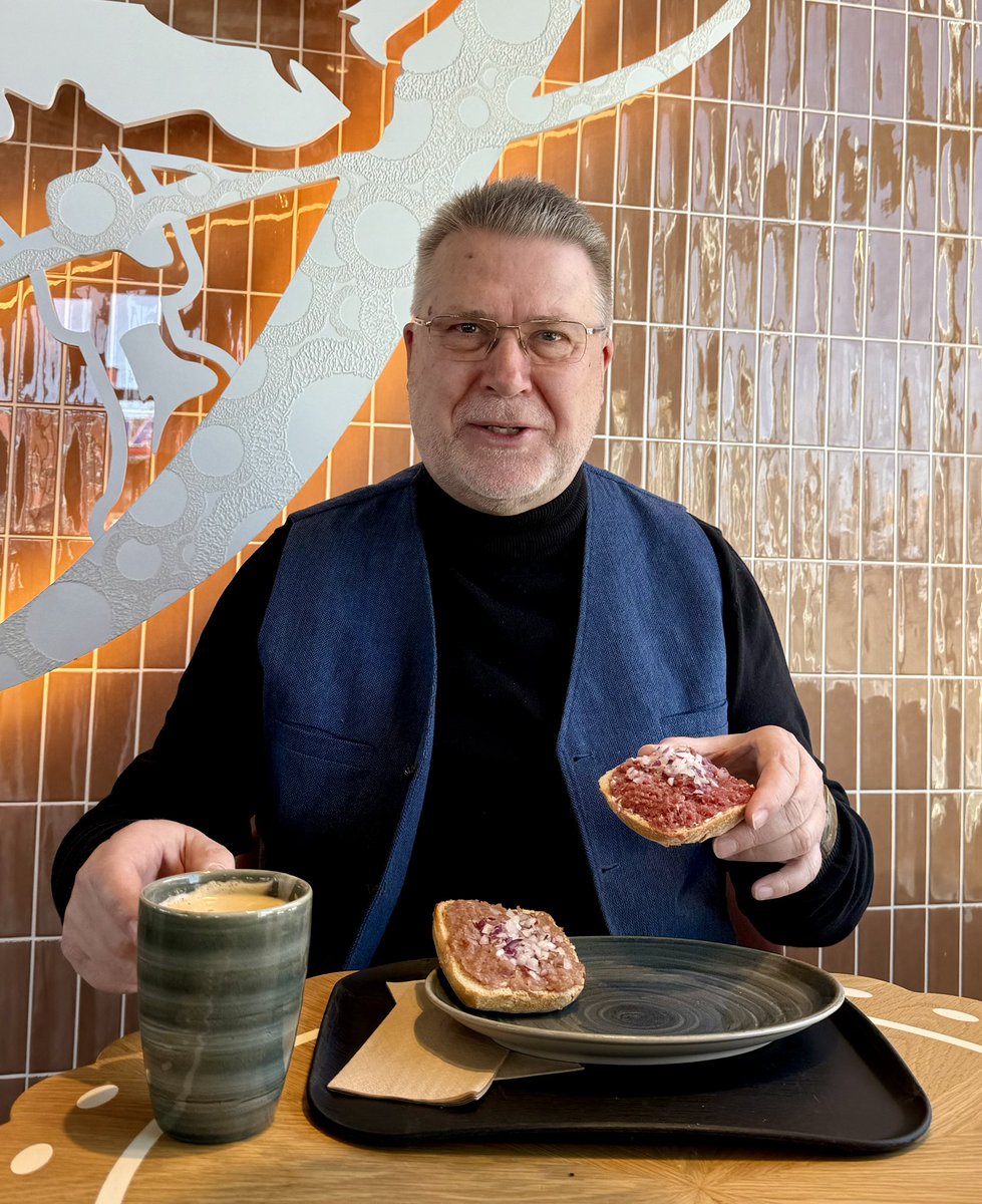 #sonntagsaussenbüro, Weltmettbrötchentag war zwar gestern am 14. Februar…ich finde, jeder Tag sollte ein Weltmettbrötchentag sein, besonders am Sonntag! 🥯🥓😅 #Mett #Mettbrötchen #weltmettbrötchentag #brötchen