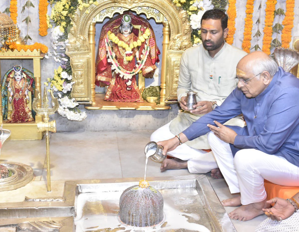 collectorjunag's tweet photo. હર હર મહાદેવ 🚩🚩

🕉️ મહાશિવરાત્રી પર્વ નિમિત્તે માનનીય મુખ્યમંત્રીશ્રી ભૂપેન્દ્ર પટેલે ભવનાથ મહાદેવ મંદિર ખાતે શ્રદ્ધાભાવ સાથે દર્શન-પૂજા કરી રાજ્યની સુખ-સમૃદ્ધિ માટે પ્રાર્થના કરી
🔸 મહાશિવરાત્રીના મેળામાં સહભાગી બની સંતો-મહંતોના આશીર્વાદ પ્રાપ્ત કરી ખેસ અર્પણ સાથે સન્માન
(1/2) https://t.co/k9RsIQfbih