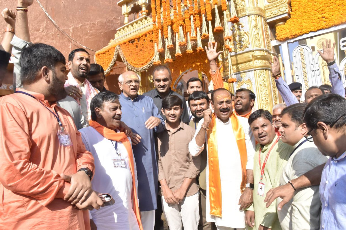 collectorjunag's tweet photo. હર હર મહાદેવ 🚩🚩

🕉️ મહાશિવરાત્રી પર્વ નિમિત્તે માનનીય મુખ્યમંત્રીશ્રી ભૂપેન્દ્ર પટેલે ભવનાથ મહાદેવ મંદિર ખાતે શ્રદ્ધાભાવ સાથે દર્શન-પૂજા કરી રાજ્યની સુખ-સમૃદ્ધિ માટે પ્રાર્થના કરી
🔸 મહાશિવરાત્રીના મેળામાં સહભાગી બની સંતો-મહંતોના આશીર્વાદ પ્રાપ્ત કરી ખેસ અર્પણ સાથે સન્માન
(1/2) https://t.co/k9RsIQfbih