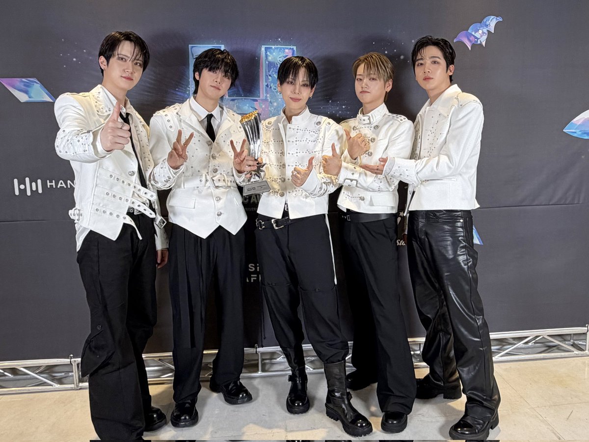 루아이 덕분에 한터뮤직어워드에서 수상🏆 그리고 무대까지!
항상 곁에서 응원해주고, 함께해줘서 정말 고마워요✨
이 순간을 기억하면서 더 멋진 위아이로 돌아올게요🤍

#위아이 #WEi