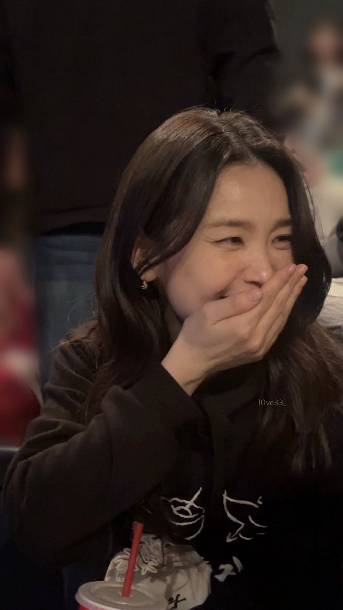 l0ve33_'s tweet photo. 미도언니 20살 소녀들이랑 셀카찍고
몇살이냐고 너무 귀엽다고 막 막 입을 틀어막음
본인도 아기페이스를 갖고계시면서 https://t.co/t0WIyIKW6B