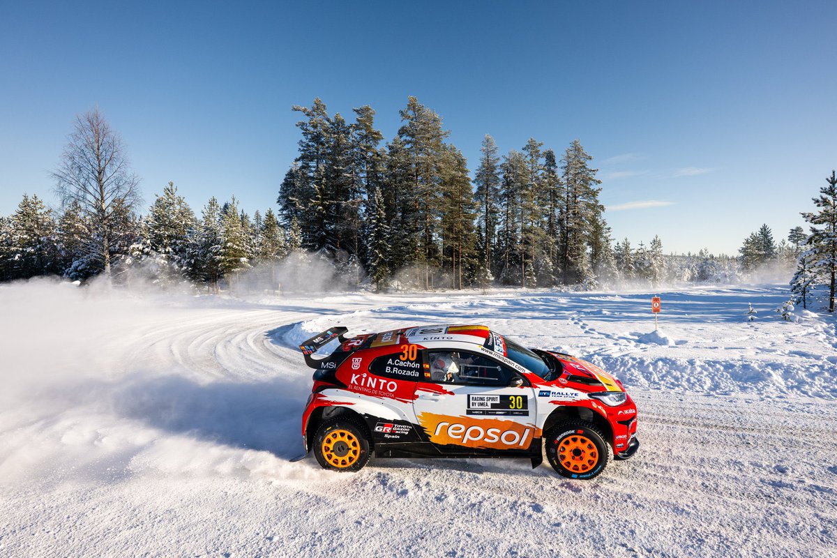 Cachon_Ale's tweet photo. Antes del rally no sabíamos donde podíamos estar. Veníamos a correr sin presión y aprender, y vaya que si lo hemos hecho 😅

Coche en meta y con la cabeza ya puesta en el siguiente rally.

#RallyeSweden 🇸🇪
#WRC https://t.co/JVjPwxAMWq