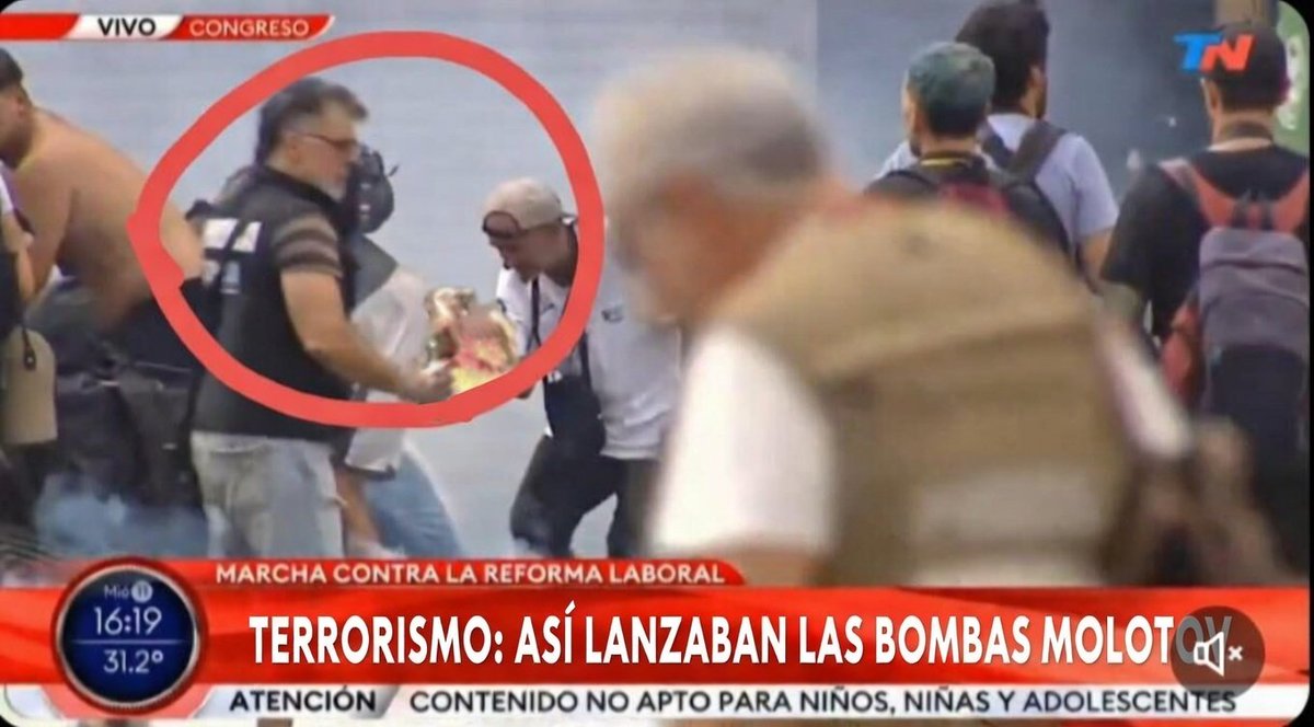 <a href="/AleMonteoliva/">Alejandra Monteoliva</a> Ministra falta detener al peluquero de cfk, acá lo vemos ayudando a armar las bombas Molotov, tiene que ir preso ya mismo por terrorismo