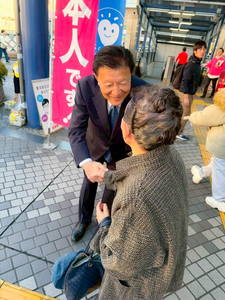 shindo_y's tweet photo. 2月15日、川口駅東口デッキ上にて街頭演説を行いました。
足を止め、耳を傾けてくださった多くの皆さまに、心より感謝申し上げます。

強い経済を取り戻すための「責任ある積極財政」。
物価高の中で、家計と地域経済��どう支えるか。

そして、
川口の声を国へ届け、国の力を川口へ引き込むこと。
それが私の役割です。

地域の安全と安心は、国の責任で整える。
外国人の増加や教育現場の課題など、現場の変化に丁寧に向き合い、自治体任せにしない制度設計が必要です。

あわせて、川口駅の利便性向上、
経済安全保障や、南鳥島沖のレアアース開発など資源戦略の確立についてもお話ししました。

「よく分かった」「しっかり取り組んでほしい」
その言葉の重みを胸に、
責任ある政治として、結果でお応えしてまいります。

川口の声を、国へ。
国の力を、川口へ。