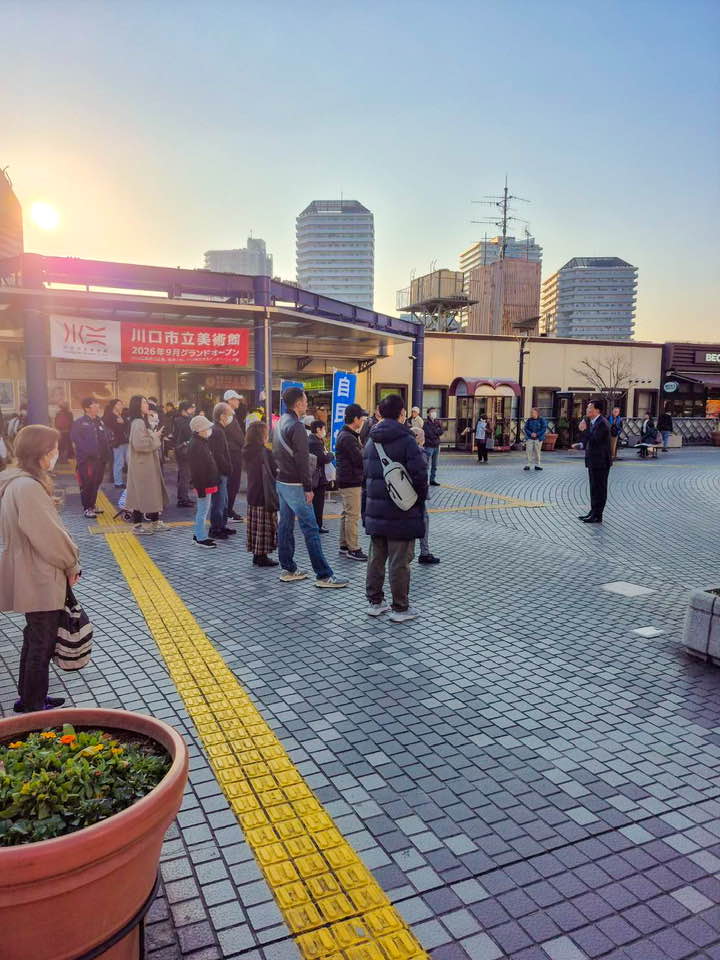 shindo_y's tweet photo. 2月15日、川口駅東口デッキ上にて街頭演説を行いました。
足を止め、耳を傾けてくださった多くの皆さまに、心より感謝申し上げます。

強い経済を取り戻すための「責任ある積極財政」。
物価高の中で、家計と地域経済��どう支えるか。

そして、
川口の声を国へ届け、国の力を川口へ引き込むこと。
それが私の役割です。

地域の安全と安心は、国の責任で整える。
外国人の増加や教育現場の課題など、現場の変化に丁寧に向き合い、自治体任せにしない制度設計が必要です。

あわせて、川口駅の利便性向上、
経済安全保障や、南鳥島沖のレアアース開発など資源戦略の確立についてもお話ししました。

「よく分かった」「しっかり取り組んでほしい」
その言葉の重みを胸に、
責任ある政治として、結果でお応えしてまいります。

川口の声を、国へ。
国の力を、川口へ。