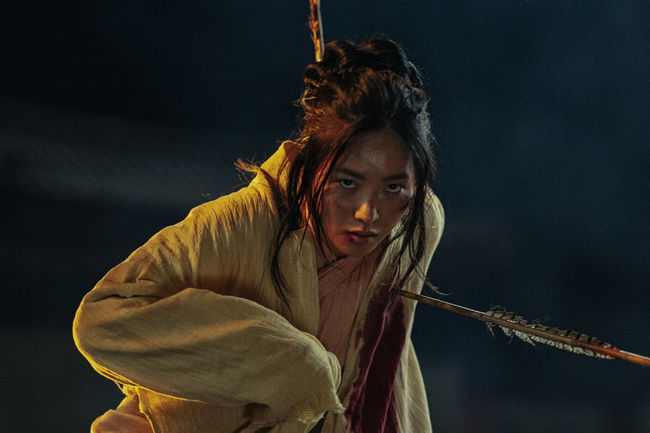 ＝CHARACTER FILE＝
ホン・オンニョン：#チョン・ヨビン

「あの子を助けて……」

高麗末期の女性。生まれたばかりの娘を抱える母親だが、その脳内には凶悪な外星人の囚人が収監されていた。囚人の脱獄により肉体を乗っ取られ、村人たちからは「妖怪」として追われる身となる。