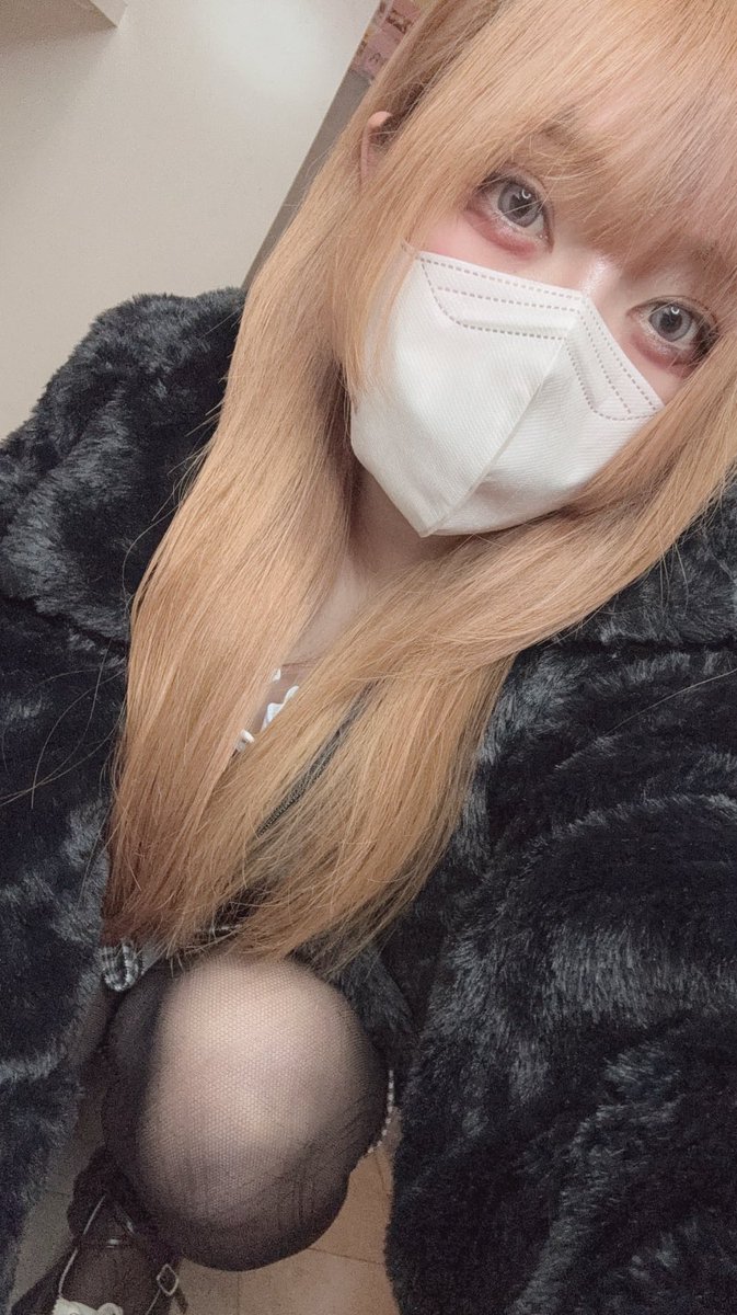 居ます〜今日は風邪気味なのでマスクしてます😢