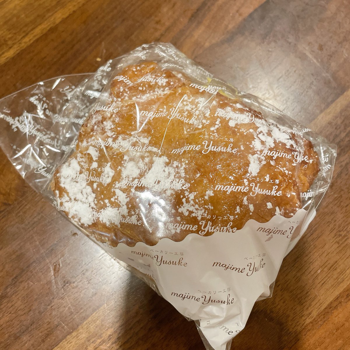 旦那さんが気になってるスーパーがあるというので行ってきたんだけど、お子が眠くてご機嫌おかしくて（不機嫌＆ハイテンション😅）ゆっくり見れず。
ただこれだけすごく惹かれたので買ってきた
真面目シュークリーム
期待値超えてめちゃくちゃ美味しい✨
キャラメリゼ＆カスタードでブリュレみたい😍