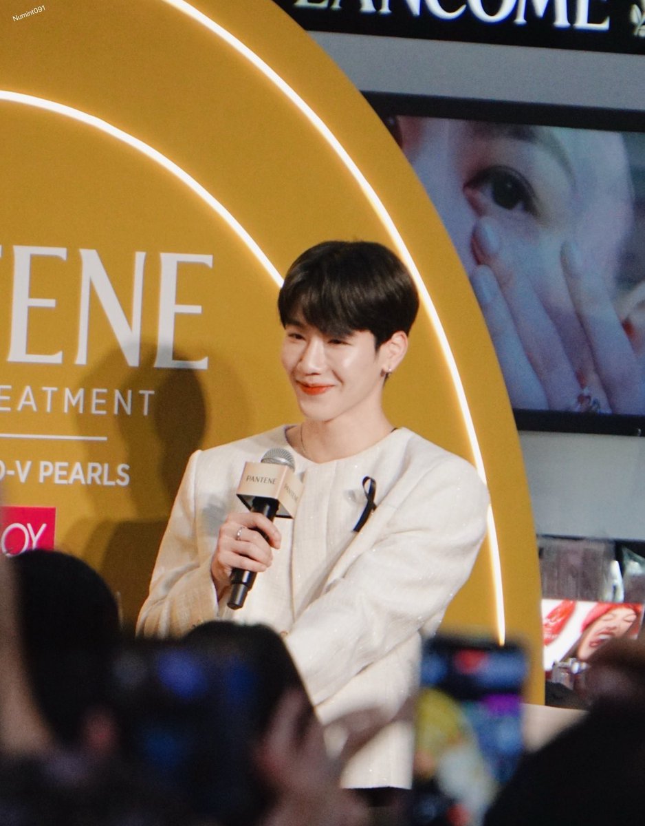 แล้วทำไมตอนอยู่กับกุ ซ้อมึงไม่ยิ้มหวานให้กุแบบนี้บ้างวะ 

ก็เฮียชอบแกล้งซ้อนี่ครับ ล่าสุดก็แกล้งให้นั่งรอที่ร้านอาหาร เฮียก็เล่นตัวไม่ไปสักที 

นี่มึงว่ากุ ? 

ป่าวครับ ผมพูดความจริง เฮียชอบแกล้งให้ซ้อน้ำตาคลอแล้วไปซื้อของกินมาง้อ

ก็มันน่าแกล้งนี่หว่า เห็นตอนเบะแล้วยิ่งน่าแกล้ง