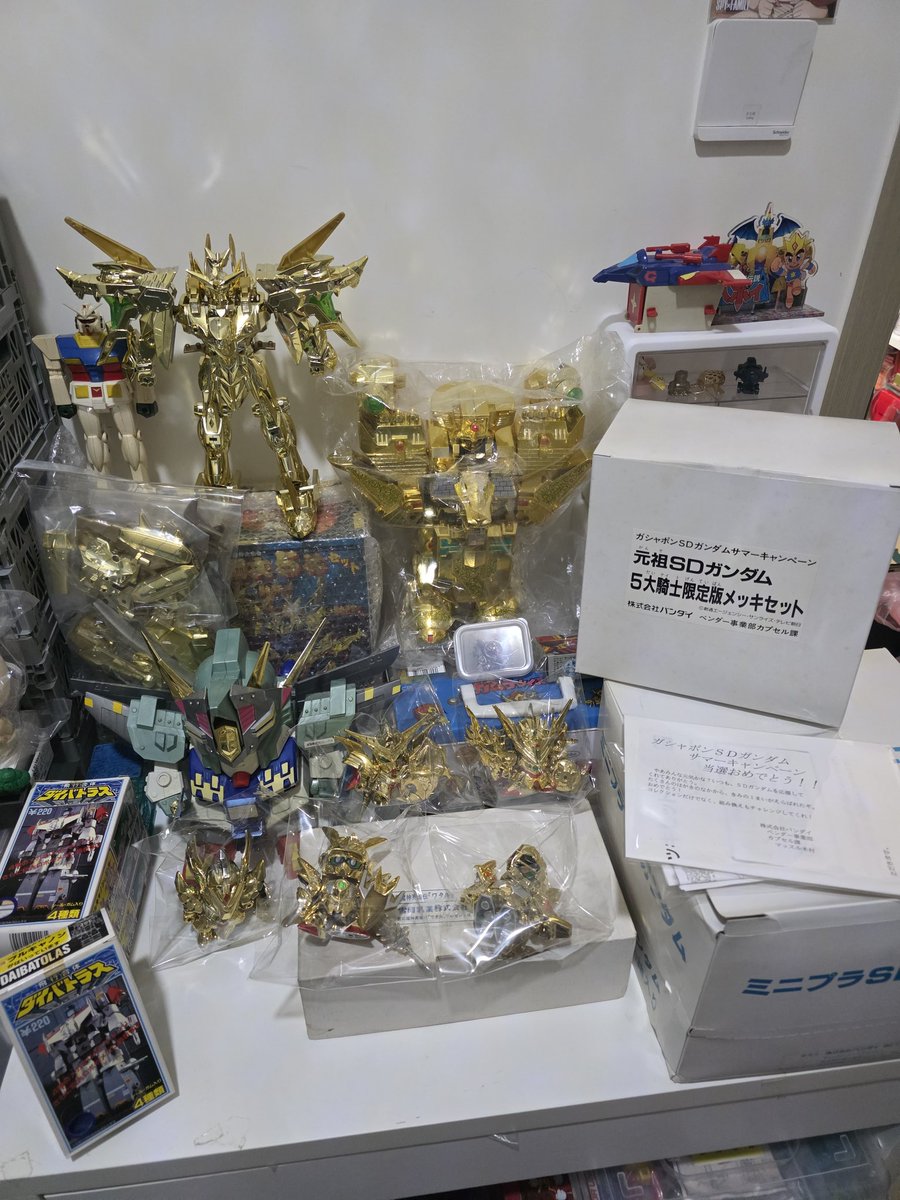 edgar17ch's tweet photo. よし、せっかくマブダチがスペリオルカイザーを買ってくれたので、ドラグーンパレスと並んで飾ろ！
ポリキャップがカチカチなので、羽とパーツを組むのが怖い😅

#元祖SDガンダム https://t.co/TkCXq5S8Fu