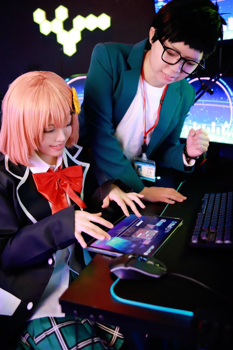 manasan_'s tweet photo. Cosplay 🌈🕒　🌻🖥

いいよ！いけるよ、落ち着いて

***
画面収録したものを流してるだけで音出してないです。
🌻:@wan_cos0010 
studio:@EMOSTUDIO_COS https://t.co/G91sjn6v6j