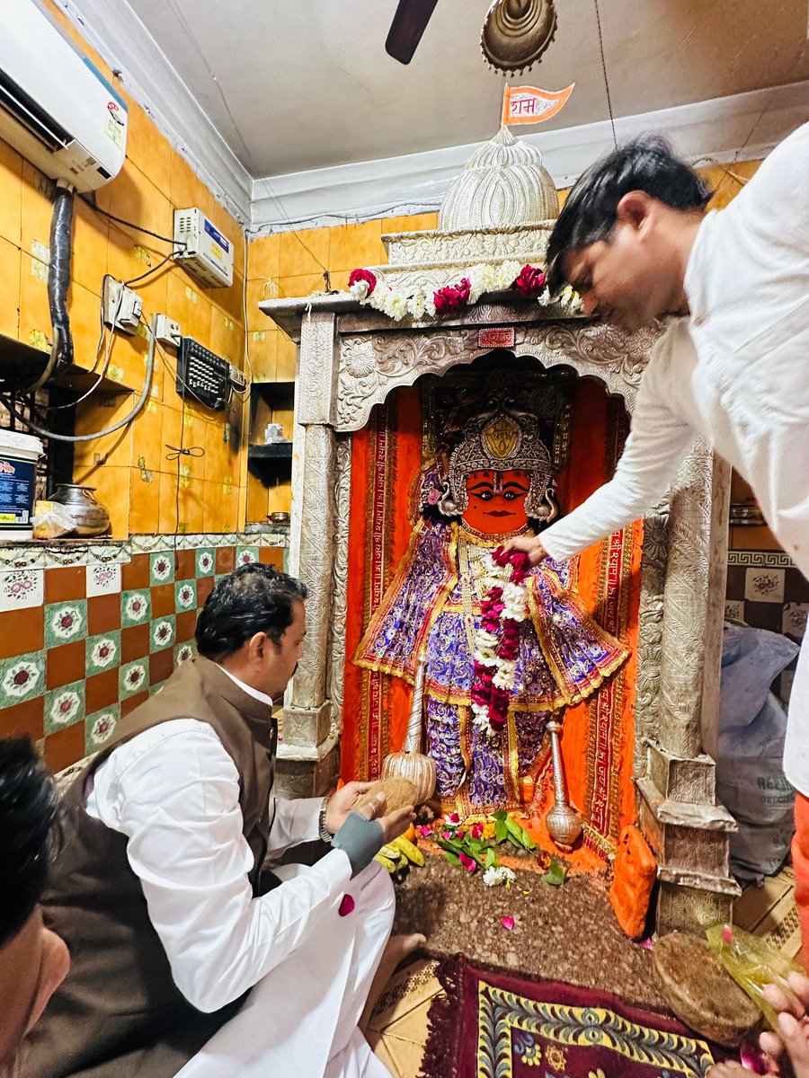 vaibhavpawarmp's tweet photo. भिण्ड जिले के सुप्रसिद्ध लोक आस्था के पावन केंद्र दंदरौआ धाम पहुँचकर दंदरौआ सरकार के पूर्ण विधि-विधान से दर्शन-पूजन करने का सौभाग्य प्राप्त हुआ।

इस दिव्य एवं आध्यात्मिक वातावरण में मन को आत्मीय शांति और अद्भुत ऊर्जा की अनुभूति हुई।

प्रभु की कृपा समस्त प्रदेशवासियों पर सदैव बनी रहे, सभी के जीवन में सुख, समृद्धि एवं कल्याण का संचार हो यही मेरी मंगलकामना है।

जय श्रीराम 🙏🏻