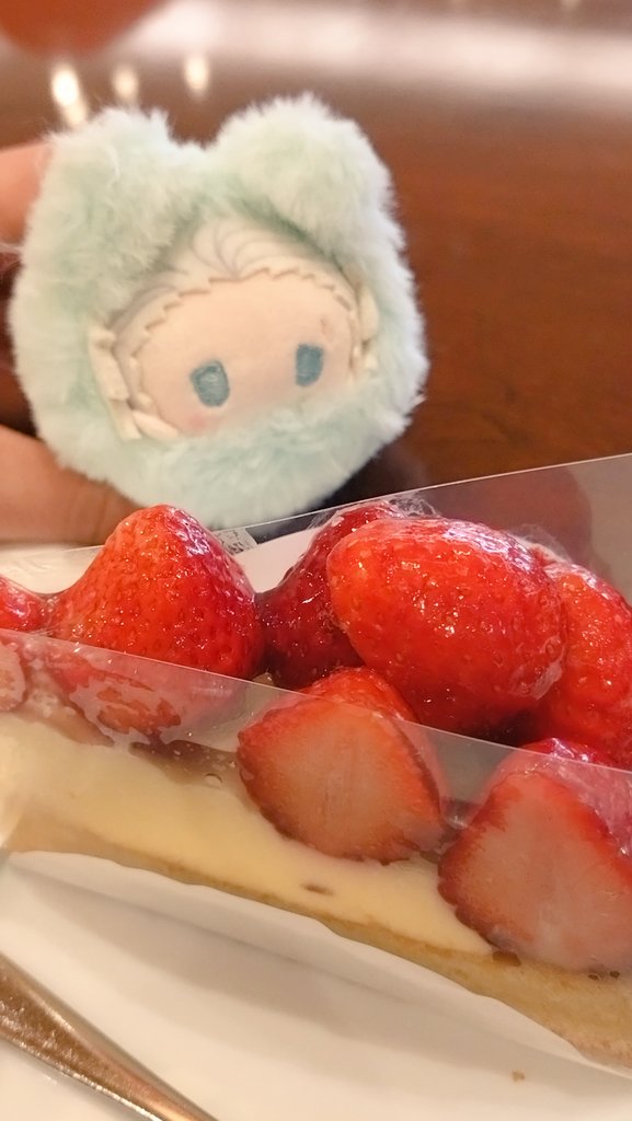 今日会場で食べたタルト、ほんま、めちゃくちゃ美味しくて、フルーツやクリームより何より土台の！タルト生地が！！！美味しい！！！！！
これ絶対良いバター使ってる！安いお店の固いタルト生地とは格が違う！！！

と、めちゃくちゃ、めちゃくちゃ感動したので、ねこさんと今村さんに食べて欲しいん