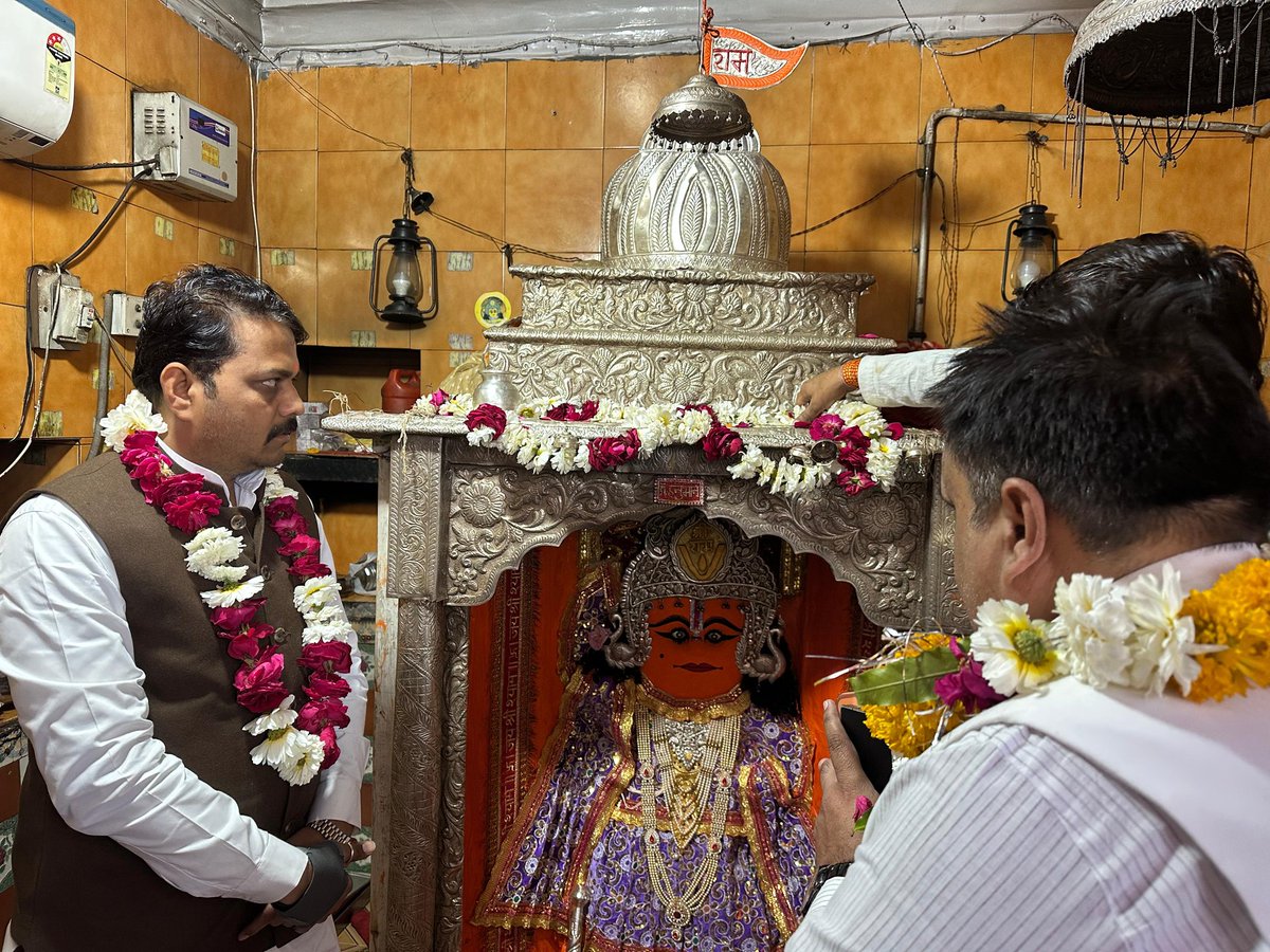 vaibhavpawarmp's tweet photo. भिण्ड जिले के सुप्रसिद्ध लोक आस्था के पावन केंद्र दंदरौआ धाम पहुँचकर दंदरौआ सरकार के पूर्ण विधि-विधान से दर्शन-पूजन करने का सौभाग्य प्राप्त हुआ।

इस दिव्य एवं आध्यात्मिक वातावरण में मन को आत्मीय शांति और अद्भुत ऊर्जा की अनुभूति हुई।

प्रभु की कृपा समस्त प्रदेशवासियों पर सदैव बनी रहे, सभी के जीवन में सुख, समृद्धि एवं कल्याण का संचार हो यही मेरी मंगलकामना है।

जय श्रीराम 🙏🏻