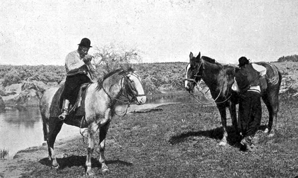 Jas_Lako's tweet photo. @hernan_migoni @hispanicnomad Todas fotos del siglo 20, algo imposible según tu definición sacada del culo.
La cultura Gaucha se mantiene en el interior y muchos laburantes en el campo y gente de pueblo siguen siendo gauchos, pero si pretendes que vivan como hace 100 años, claramente así no va a funcionar. https://t.co/RDOhLV2mYB