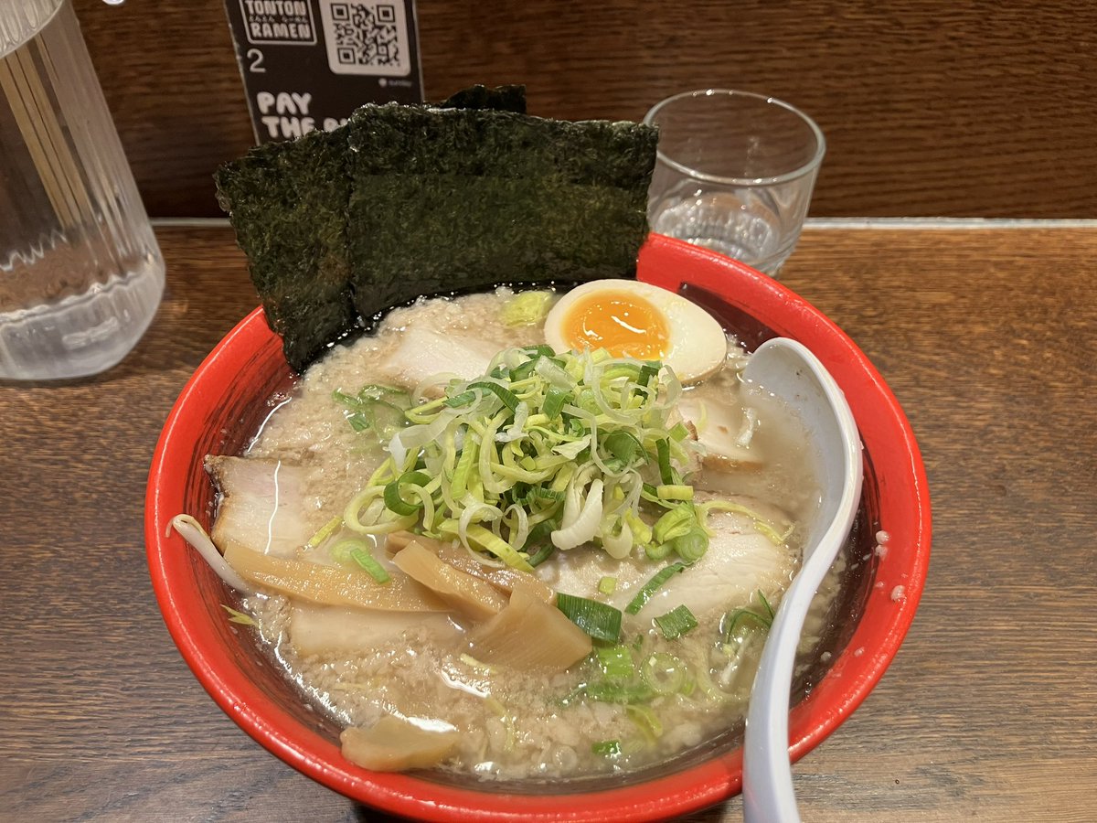 TonTon Ramen 醤油デラックス（17€）

背脂が野方ホープとかの環七系を彷彿とさせる量で好きだった 背脂系の店特有の信頼できる床のぬめりがあった
フランス人のお客さんがチャッチャされる背脂を指さして「Qu’est-ce que c’est ?（それは何？）」と店員さんに聞いていた