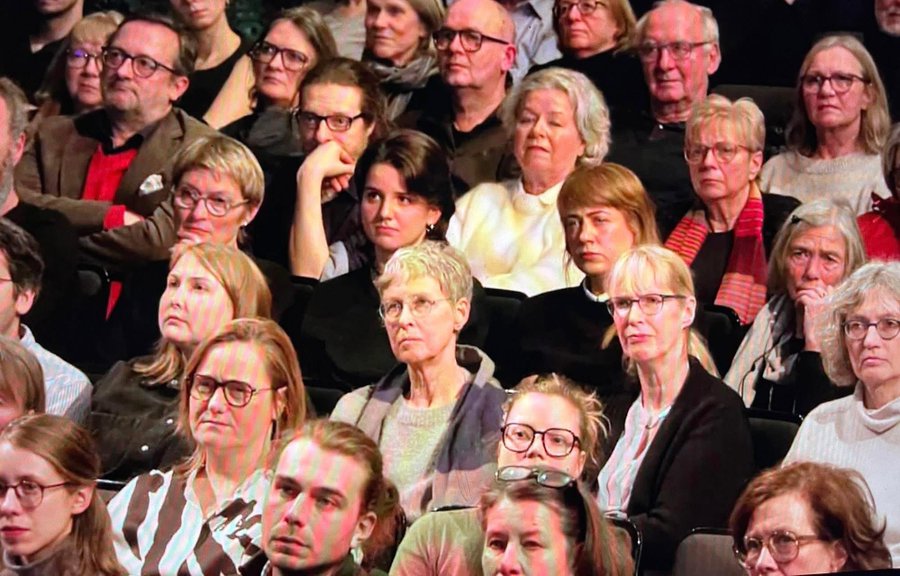 Warum erkennt man sie an den Gesichtern,
welche politische Einstellung diese Leute haben❓
Der Hass, das Böse, die Verblödung, die Geisteshaltung,
die Bildungslosigkeit, die Fünfachgeboosterten, 
die LieberTochterDurchUBahnTotAlsAfDWählen-Menschen❓❓❓